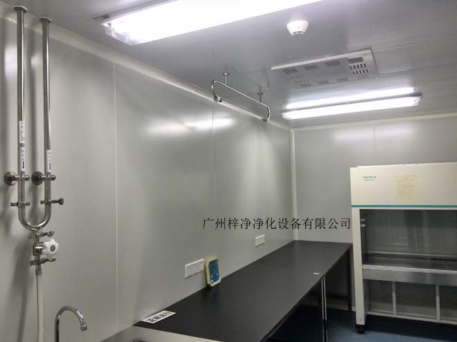 建造和使用潔凈室能有效減少室內(nèi)誘入、產(chǎn)生及滯留粒子。