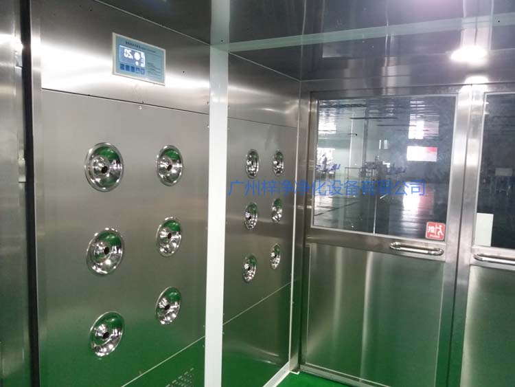 雙開門貨淋室工作區(qū)配智能控制器,方便人員使用操作。